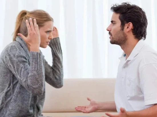 cuplu care se cearta datorita infidelitatii unuia dintre ei