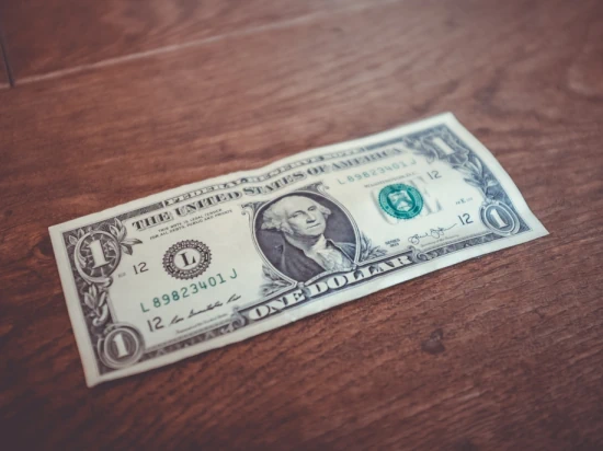 bancnota de 1 dolar pe masa unui detectiv particular