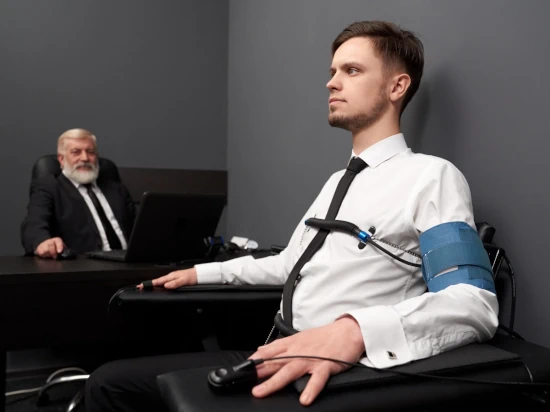 tanar efectuează un test poligraf